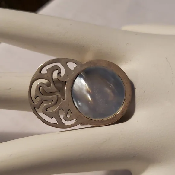 Handcrafted Egyptian Sterling Silver Mother of Pearl Ring - Picture 3 of 7